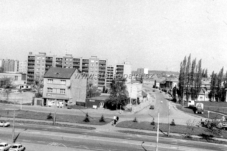 rolnicka (9).jpg - Pohled přes Ratibořskou ulici do ulice Rolnické. Vlevo vidíme také část ulice Hálkové. Na místě kde dnes stojí restaurace Astron, je dřevěna bouda ve které byly potraviny. Fotografie z druhé poloviny 70. let 20.století.